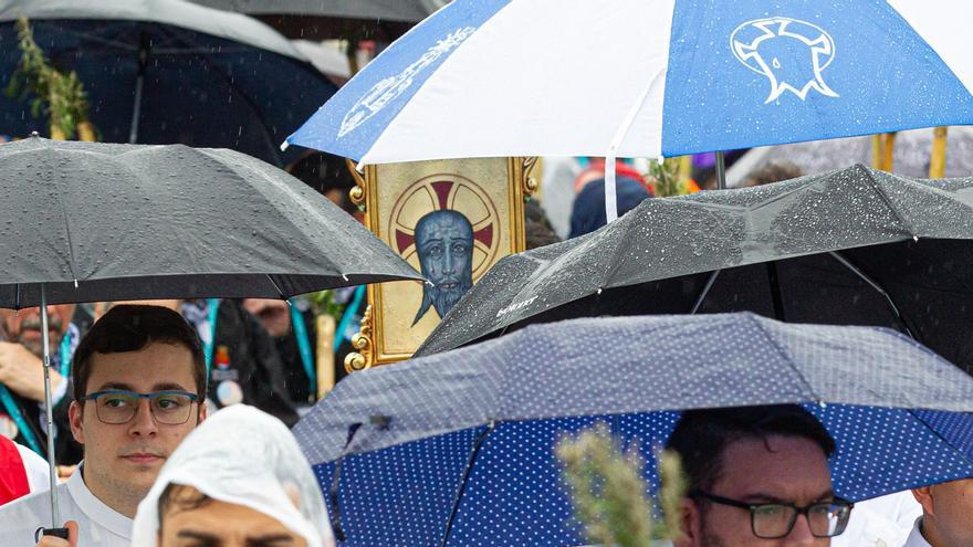 La Santa Faz sale fuera del monasterio para bendecir a los devotos que esperaban bajo la lluvia y a todo Alicante