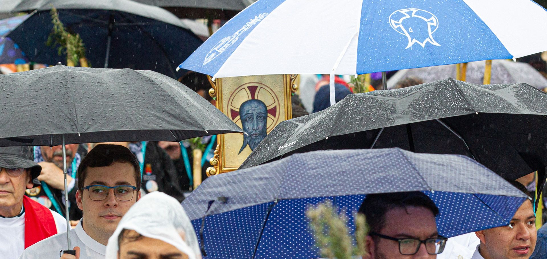 La lluvia no puede con la tradición