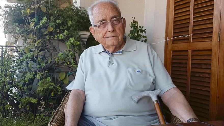 Jaume Lladó, en la terraza de su casa en Llucmajor. A la izquierda, Lladó (el segundo por la izquierda) de joven con sus amigos en S´Arenal.