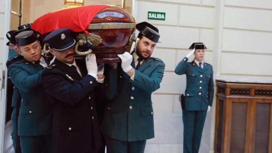 Agents de la Guàrdia Civil i de la Policia Nacional entren, carregat a les espatlles, el ferètre de José Manuel Maza a la capella ardent.