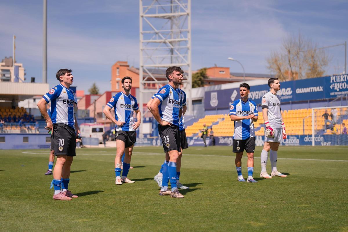 Los jugadores del Hércules se disculpan frente a la afición desplazada tras la derrota contra el Alcorcón.