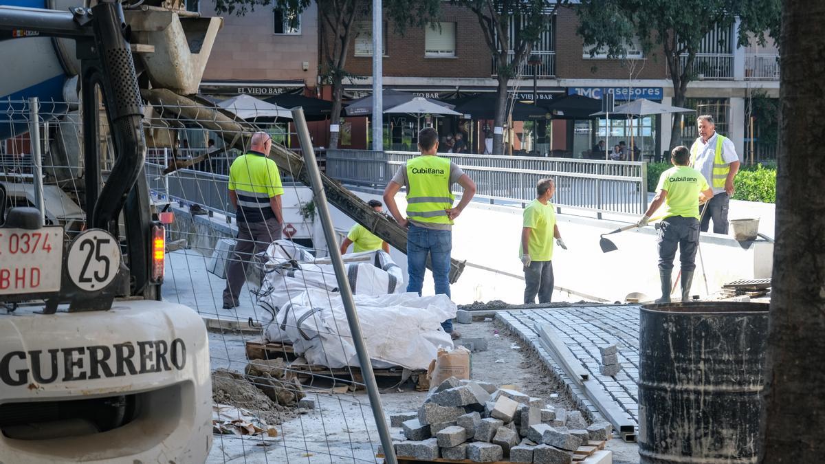 Los operarios trabajando en la rampa del aparcamiento subterráneo.