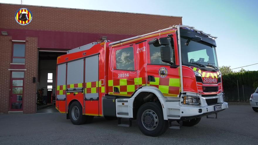 Atienden a tres personas tras el incendio en una nave textil de Agullent