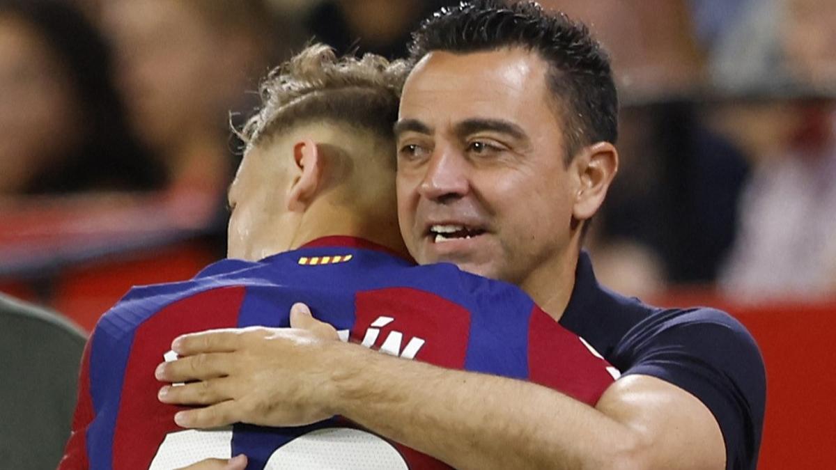 Fermín se abraza a Xavi tras marcar el 1-2 al Sevilla en el Sánchez Pizjuán.