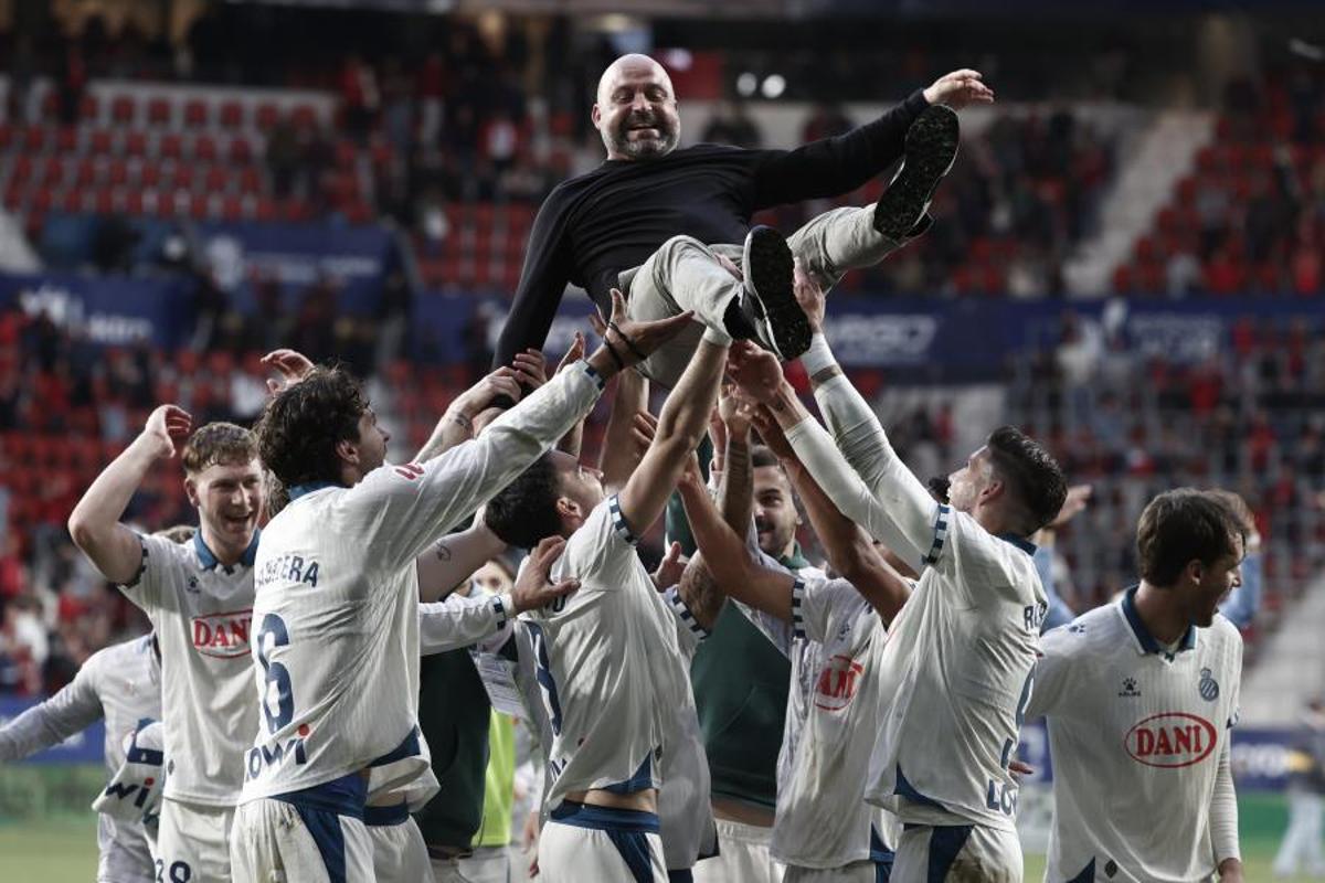 Manolo González, manteado en Pamplona