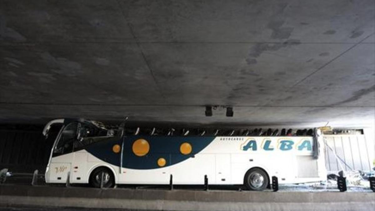 El autocar se quedó empotrado y sin techo en el túnel del Gran Bulevar de Lille.