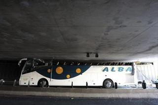 6 heridos graves al empotrarse un bus en un túnel