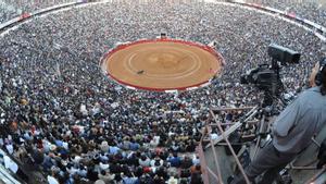 Fotografía de este domingo 30 de enero de 2011, de la Plaza de toros México, con lleno total durante la última corrida realizada en el emblemático lugar en Ciudad de México. Desde la primera oreja que cortó Manolete en la corrida inaugural hasta el último rabo logrado el pasado domingo por El Juli, La México, la mayor plaza de toros del mundo, cumple este sábado 5 de febrero, 65 años como epicentro taurino de América y punto de encuentro de toreros de ambas orillas del Atlántico.