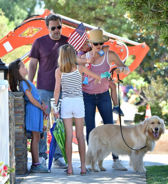 Ben Affleck y Jennifer Garner el 4 de julio con sus tres hijos