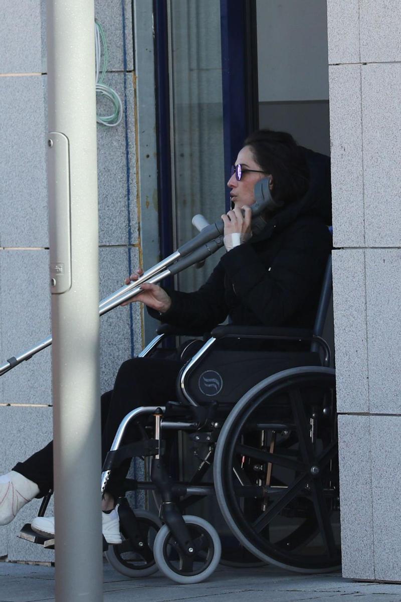 La cantante Malú abandona en silla de ruedas el hospital tras recibir el alta
