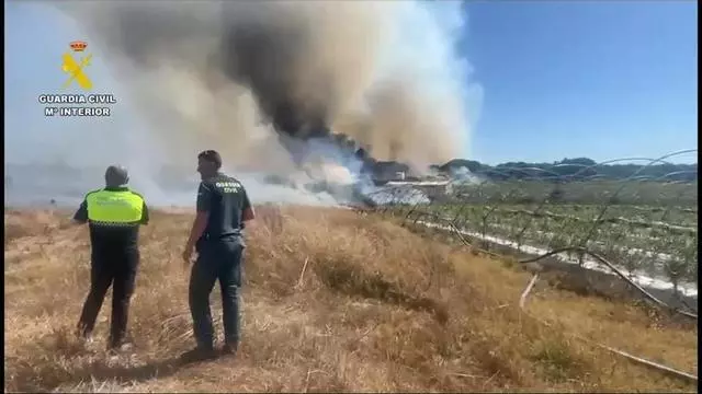 La Guardia Civil acompaña a vecinos evacuados afectados por el incendio de Niebla
