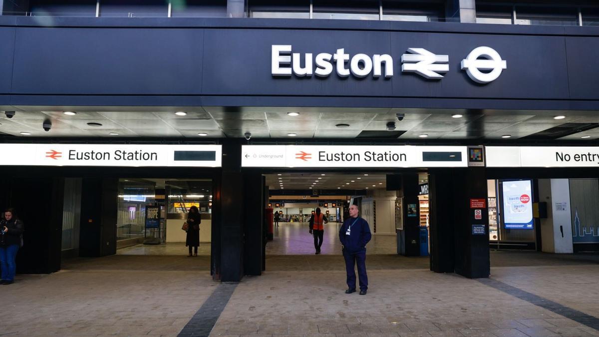  Un miembro del personal en el exterior de la estación de tren London Euston durante la huelga conjunta de conductores de trenes, maestros, personal universitario y funcionarios públicos en Reino Unido 