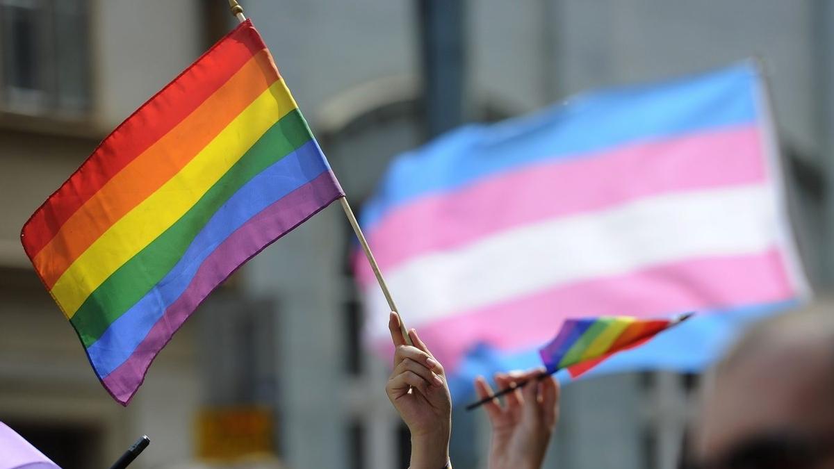 Bandera gay contra la homofobia.