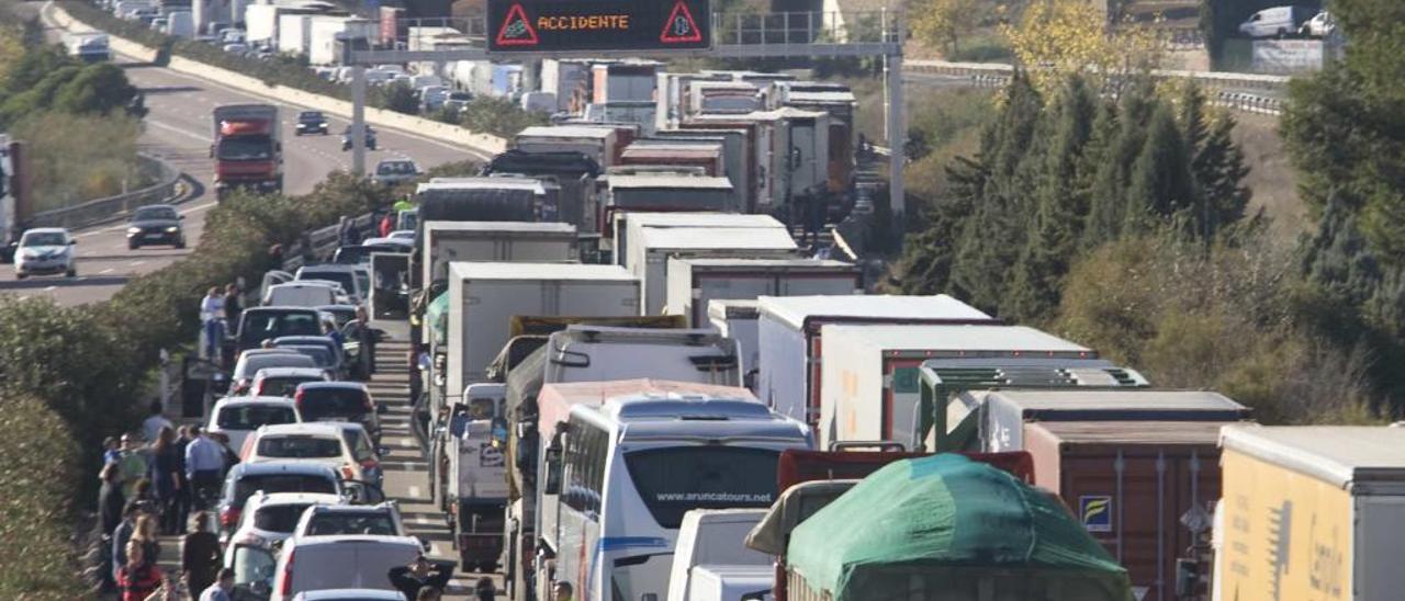 Retenciones kilométricas y conductores desesperados fuera de sus vehículos, tras un atasco por un accidente en el «bypass».