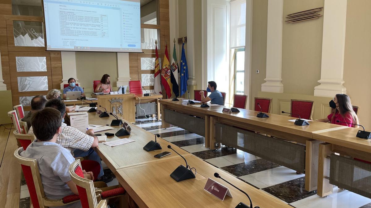 Imagen de la Mesa de Contratación Municipal celebrada este lunes en Cáceres.
