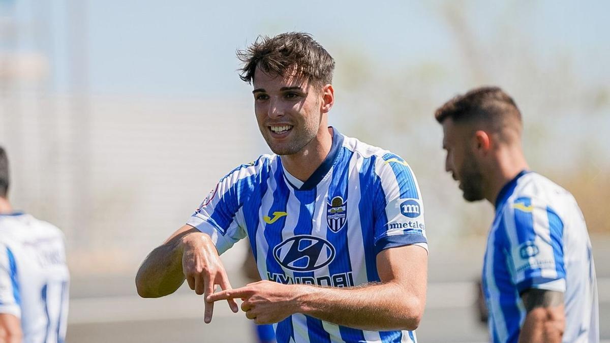 Manel Martínez celebra uno de sus tres tantos frente al Barça B.