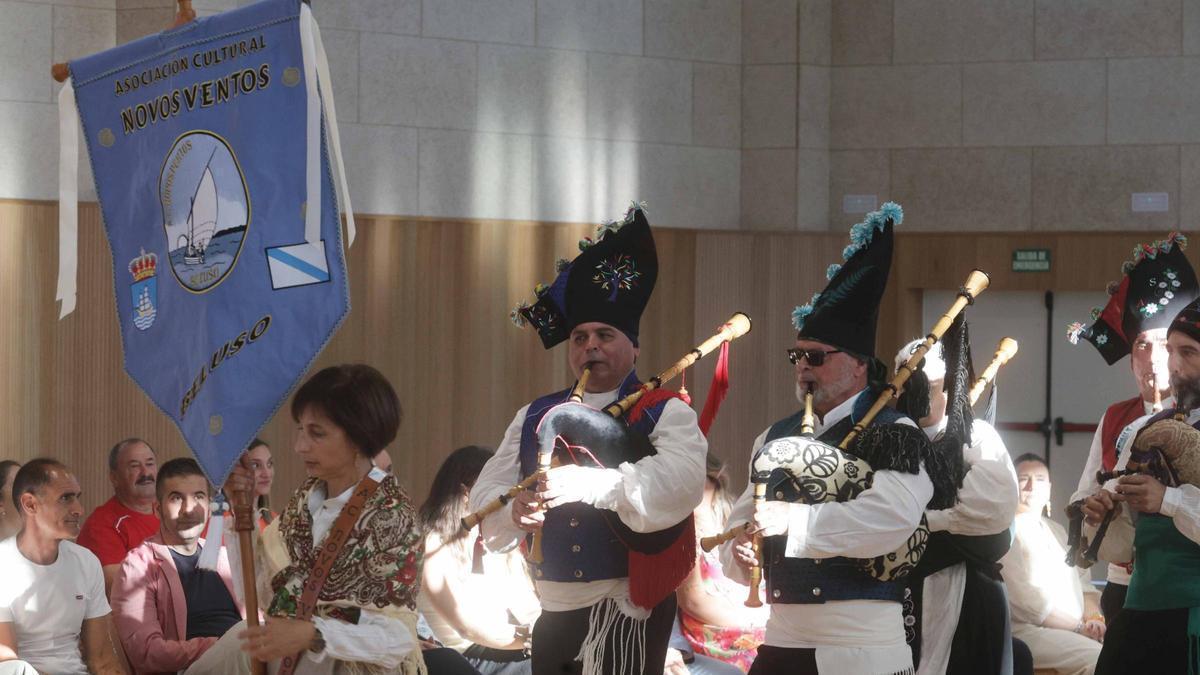 El grupo Novos Ventos de Beluso en la reciente inauguración del pabellón de la parroquia.
