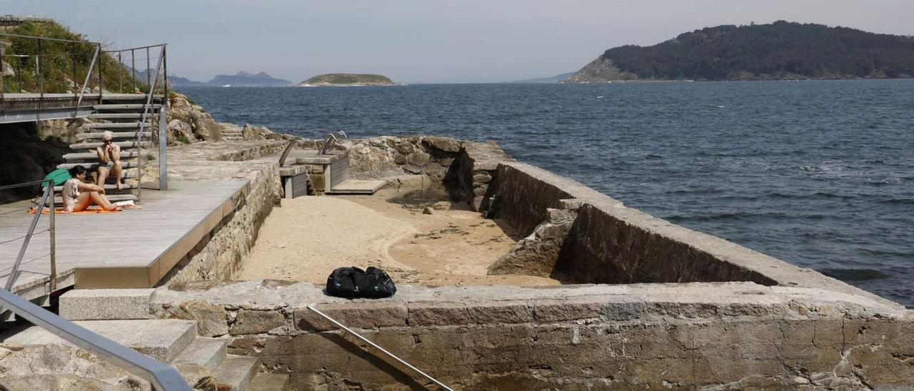 La piscina de talasoterapia en la antigua cetárea de mariscos de Monte Boi lleva dos años inactiva.  // ALBA VILLAR