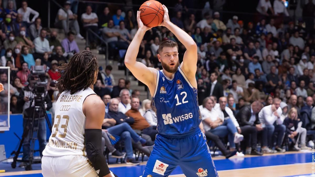 Martinas Geben, en un partit amb la camiseta del Fraport Skyliners, contra el Bayern