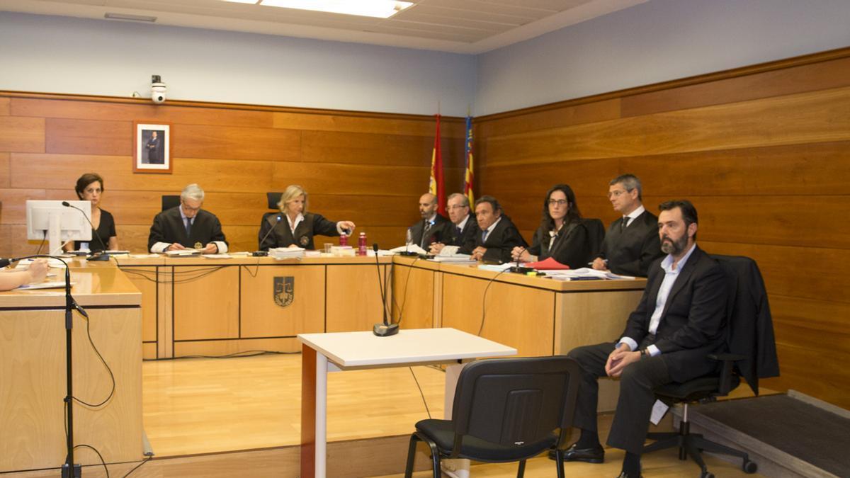 Panorámica de la sala durante una de las sesiones del juicio por el crimen de María del Carmen Martínez con Miguel López a la derecha de la imagen.