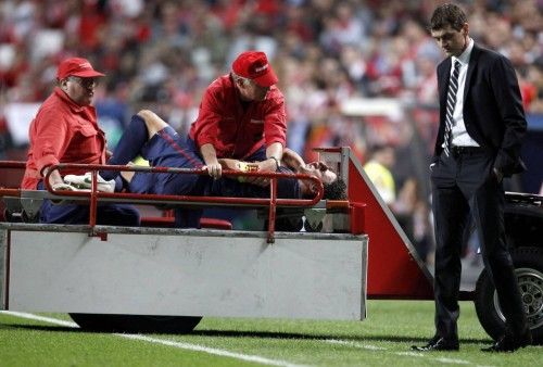 Carles Puyol es retirado en camilla