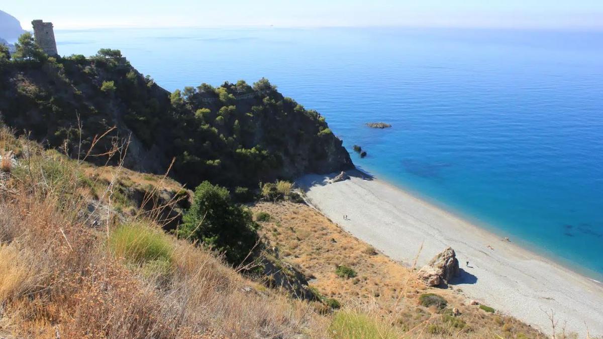 Esta es la playa más desconocida y escondida de toda Málaga.