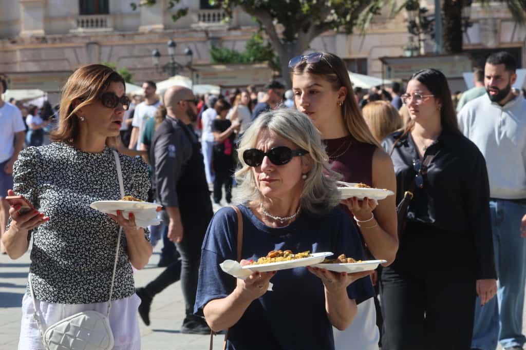 La plaza del Ayuntamiento de València se convierte en un gran restaurante al aire libre con el Tastarròs