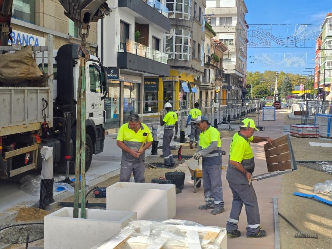 La calle de Clara Campoamor, antes Conde Vallelano, afronta la instalación de mobiliario y la plantación de jacarandas.
