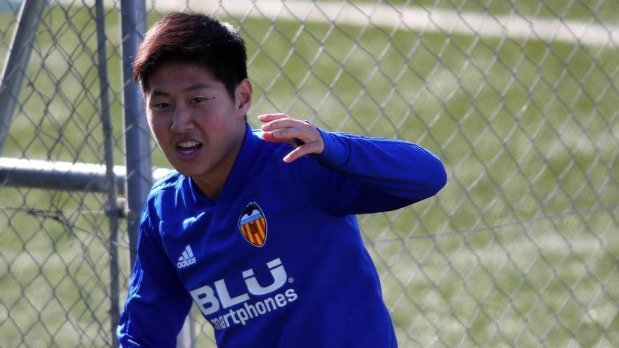 Ojo a la reacción de los jugadores del Valencia CF al ver el balón de la Europa League