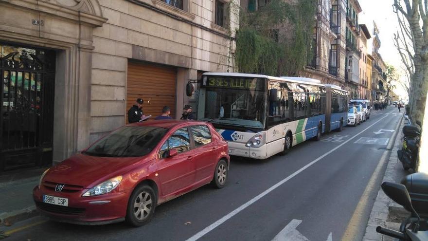 Varios policías, junto al coche y el autobús implicados en la colisión, ayer en la Rambla.