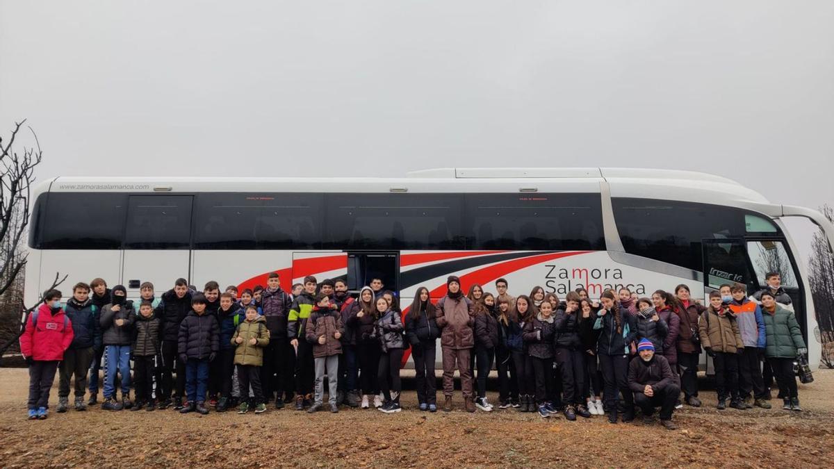 Los participantes en la jornada de reforestación en la Sierra de la Culebra, posan junto al autobús. | E. Fuente