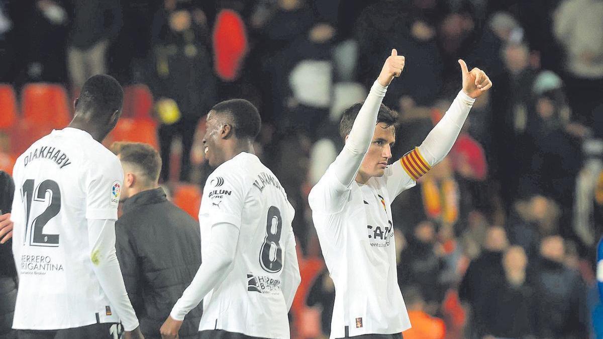 Los jugadores del Valencia celebran la victoria contra la Real Sociedad en Mestalla en la última jornada de Liga