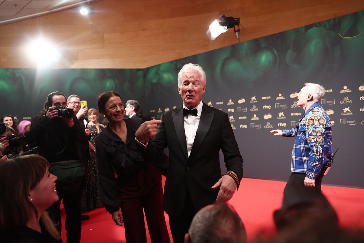 El actor Richard Gere y la actriz Aitana Sánchez-Gijón posan en la alfombra roja de la 39º edición de los Premios Goya, en el Palacio de Exposiciones y Congresos de Granada, a 8 de febrero de 2025, en Granada, Andalucía (España). Los galardones son otorgados de manera anual por la Academia de las Artes y las Ciencias Cinematográficas de España (AACCE) con el objetivo de premiar a los mejores profesionales en cada una de las distintas especialidades tanto técnicas como creativas del cine español. 08 FEBRERO 2025;GOYA;CINE;PREMIOS;GALA;CINEASTAS;PHOTOCALL;ALFOMBRA ROJA; Eduardo Parra / Europa Press 08/02/2025. AITANA  SÁNCHEZ-GIJÓN;RICHARD GERE;Eduardo Parra;
