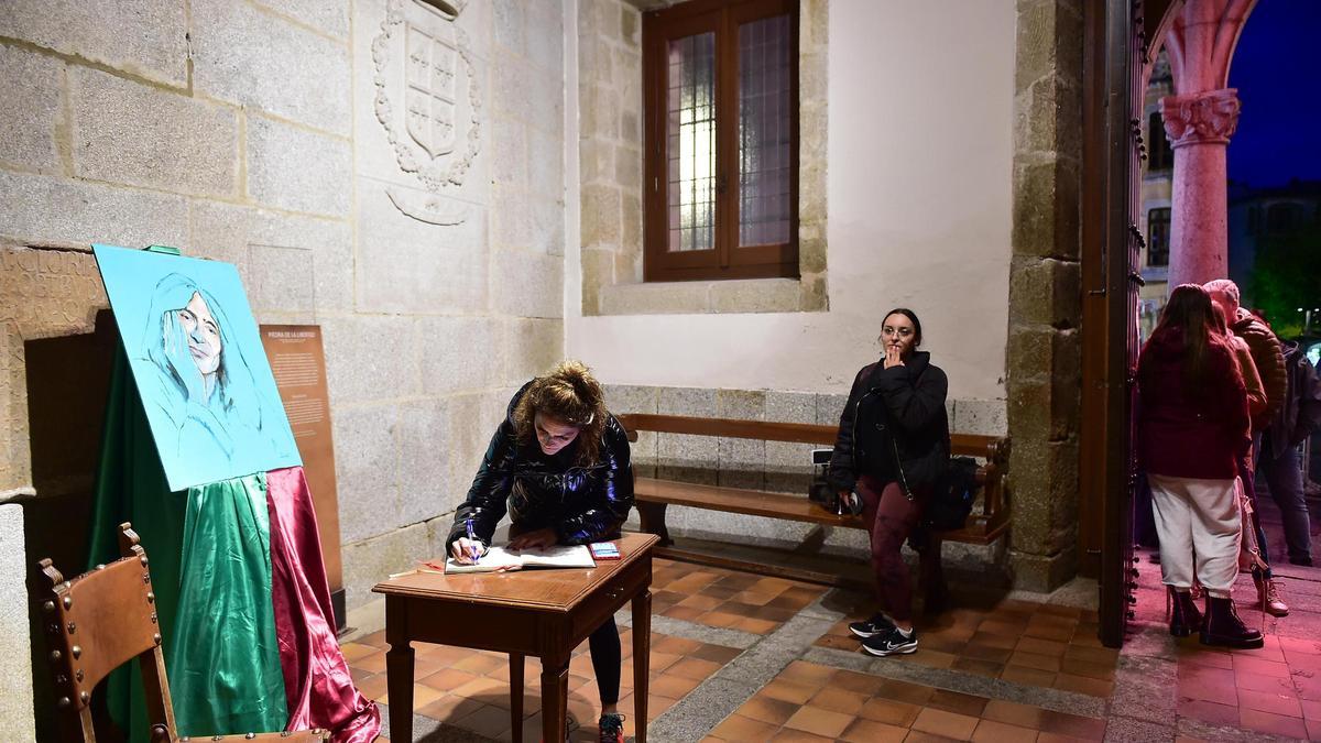 Plasencia dedica un certamen de artes a Robe y amplía el horario para firmar en el libro de condolencias.