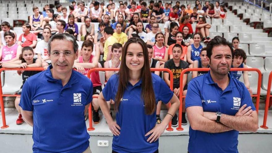 Pedro López Ferrer, Paula Álvarez y Sabino Suárez, con los alumnos del campus de tecnificación detrás.