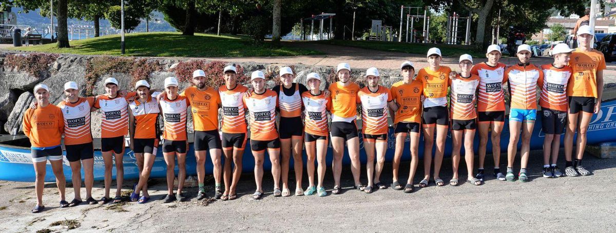 Los miembros del equipo B posan junto a las instalaciones del club. | Adrián Irago