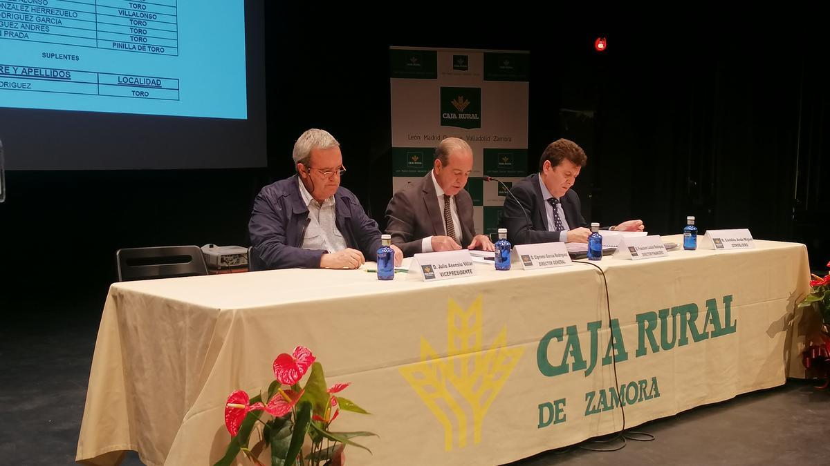 Cipriano García (centro) con otros dos responsables de la entidad presenta el balance económico