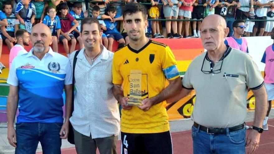 Álvaro Casas recogiendo el premio de subcampeón del Trofeo 50ª aniversario Puebla FC / Filmate