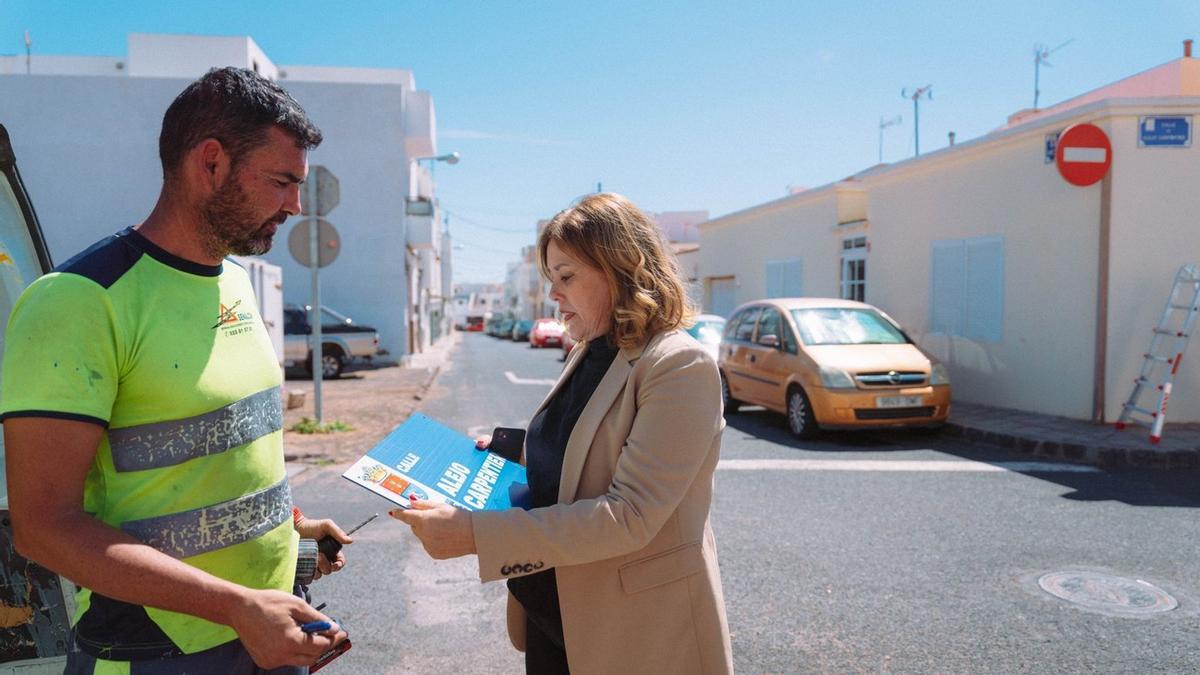 Imagen de la alcaldesa de Arrecife, Astrid Pérez, con las nuevas placas.