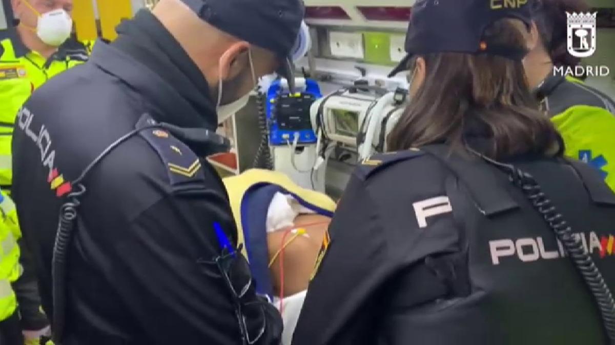 Una mujer da a luz en la calle en Madrid con la ayuda de dos policías nacionales