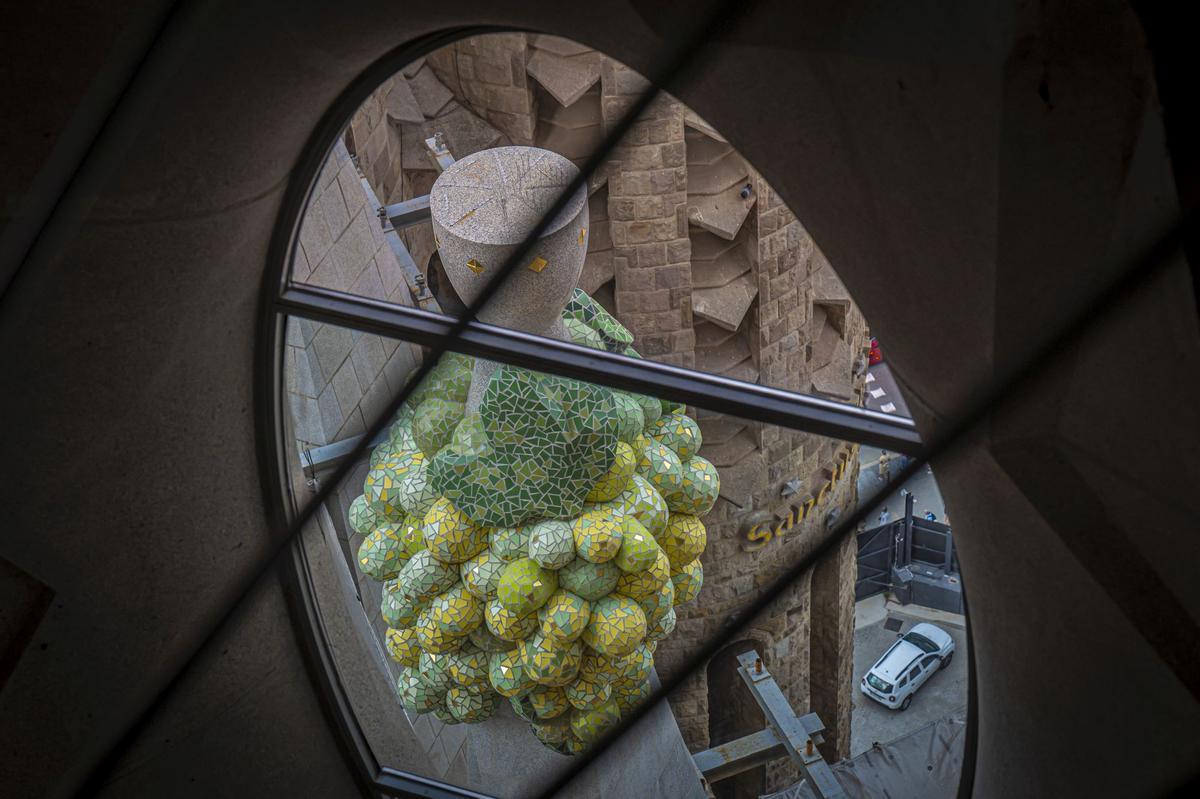 Dos colosales figuras de mármol griego de Thasos, el más blanco del mundo, aguardan a los pies del templo de la Sagrada Família para ser alzadas en octubre a la cima de las torres dedicadas a los evangelistas Juan y Mateo, la primera, como marca la tradición cristiana, un águila, y la segunda, con un esculpido que a veces confunde incluso a los más creyentes, con el aspecto de un hombre alado, sin que eso sea exactamente un ángel.