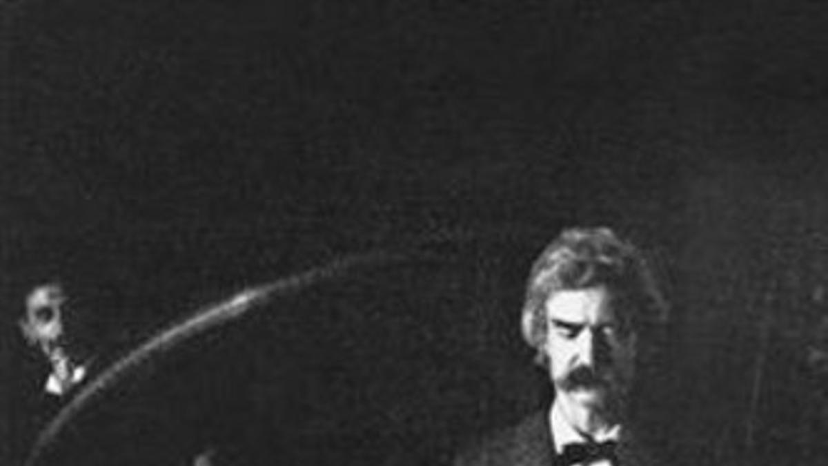 Mark Twain visitó el laboratorio de Tesla en 1894 y probó su lámpara incandescente.