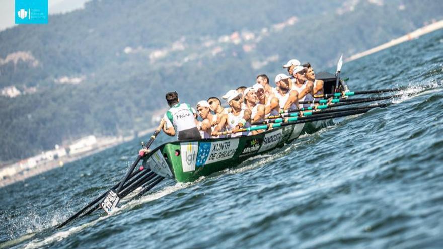 La tripulación de Samertolaméu Oversea en la regata de Redondela, donde se alzó con el liderato de la Liga Galega de Traiñeiras. |  // LGT