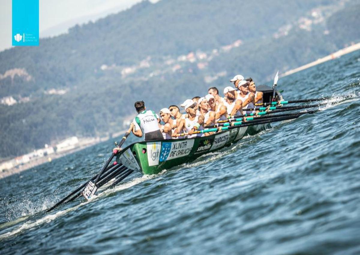 La tripulación de Samertolaméu Oversea en la regata de Redondela, donde se alzó con el liderato de la Liga Galega de Traiñeiras. |  // LGT