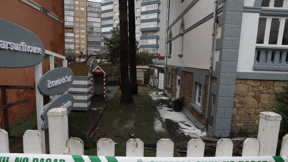 EN IMÁGENES: El edificio de la escuela de surf de Salinas, arrasado por un pavoroso incendio de madrugada