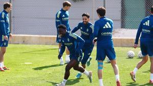 Kodro persigue entre risas a Mawuli durante el entrenamiento completado ayer por el primer equipo en el Ibercaja Estadio.