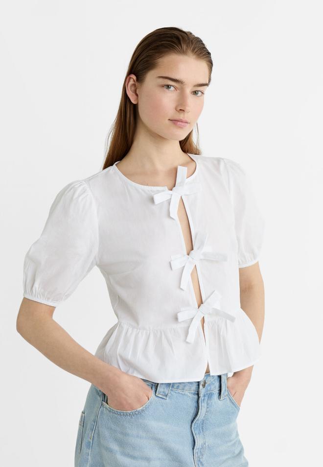 Blusa con lazos de Stradivarius (precio: 17,99 euros)