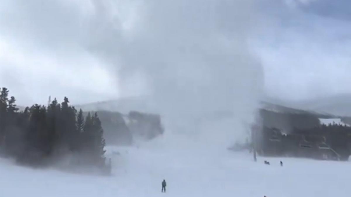 Captura del vídeo de un tornado de nieve o 'nievenado'