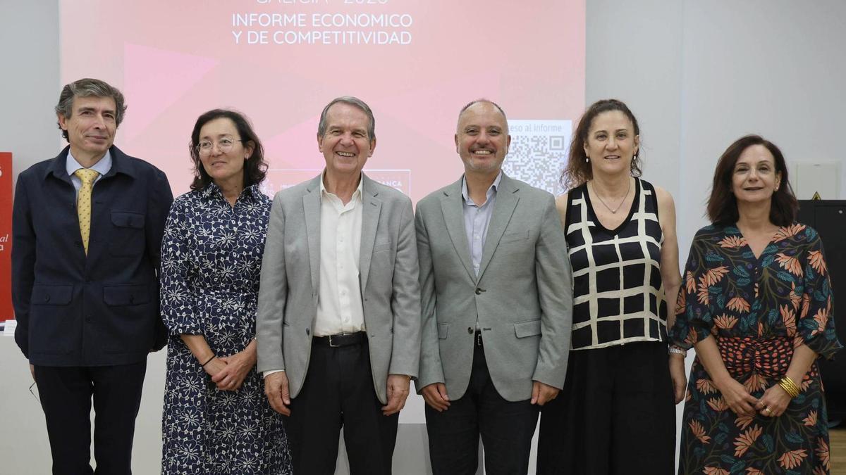 De izq. a dcha., Giménez, Silvia Ruiz, Caballero, Regades, Raquel Arévalo y Susana Lama.