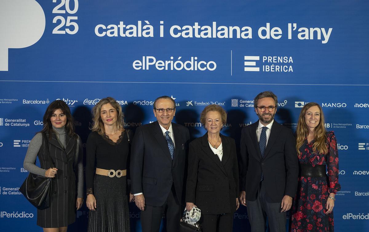 Barcelona. 24.11.2025. Sociedad. Gala del Català de l’any 2025.  De izda. a dcha., Susana Moll, Ainhoa Moll, Javier Moll, presidente de Prensa Ibérica, Arantza Sarasola, vicepresidenta de Prensa Ibérica, Aitor Moll, consejero delegado de Prensa Ibérica y Usoa Arregui. Fotografía de Jordi Cotrina